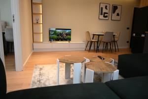ティラナにあるStayIn Tiranaのテーブルとテレビのあるリビングルーム