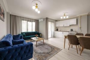 a living room with a blue couch and a table at DidiHome City Center in Trabzon