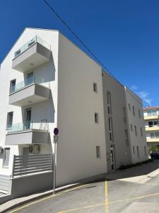 un edificio bianco con scale sul lato di Calming elegance in Split a Spalato (Split)