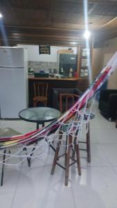 リオデジャネイロにあるHostel Bom e Familiarの部屋のテーブルの上に置かれたスキー板の束