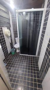 リオデジャネイロにあるHostel Bom e Familiarのシャワーとトイレ付きのバスルーム