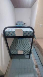 リオデジャネイロにあるHostel Bom e Familiarの小さな部屋に置かれた二段ベッド +105枚の写真