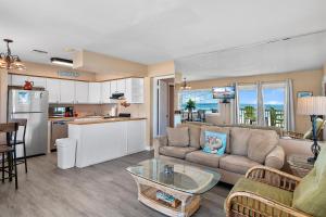 ein Wohnzimmer mit Sofa und Tisch in der Unterkunft Capri by the Gulf 108 - Beachy Keen Bungalow in Destin + 32 Fotos