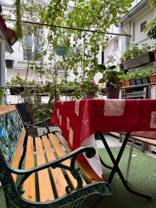 un banc en bois avec une couverture rouge dans l'établissement Hôtel Des Fontaines, à Paris 25 autres photos