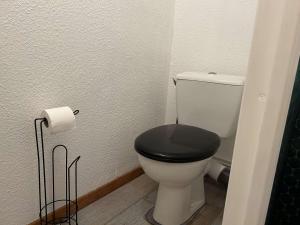 bagno con servizi igienici e coperchio nero. di SP350-B202 Appartement 2 pièces cabine SAINT PIERRE LA MER a Saint Pierre La Mer