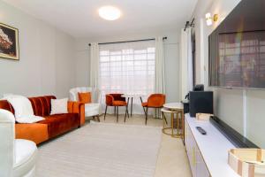 un salon avec un canapé et une table dans l'établissement Jay Homes - Rehema Apartments, à Naivasha