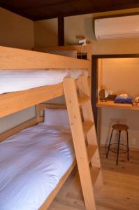 Postel nebo postele na pokoji v ubytování 篠山城下町ゲストハウス inosica + 16 fotografií