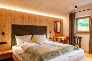 Un dormitorio con una cama y una ventana y un escritorio. en Wieshof, en Laion