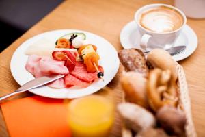 ein Tisch mit zwei Tellern Essen und einer Tasse Kaffee in der Unterkunft Steindls Boutique Favourite in Sterzing + 9 Fotos