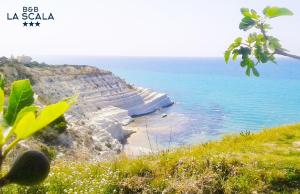 a view of a beach and the ocean at B&B La Scala in Realmonte