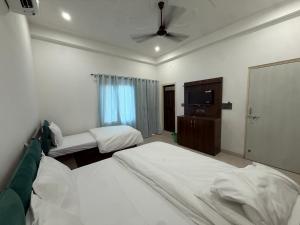 Postel nebo postele na pokoji v ubytování Shree shyam pay at hotel