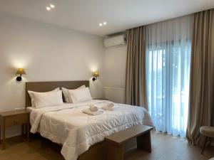 Postel nebo postele na pokoji v ubytování Lithos