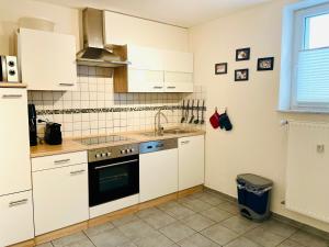 Kuchyň nebo kuchyňský kout v ubytování Kleine Auszeit Ferienwohnung nahe Bosenbergklinik mit Parkplatz, Haustiere willkommen