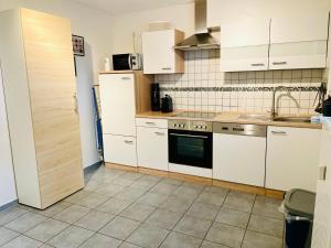 Kuchyň nebo kuchyňský kout v ubytování Kleine Auszeit Ferienwohnung nahe Bosenbergklinik mit Parkplatz, Haustiere willkommen
