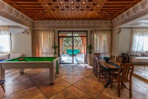 een woonkamer met een pooltafel en een bank bij Villa Dahlia in Marrakesh