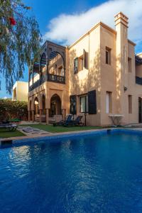een huis met een zwembad voor een huis bij Villa Dahlia in Marrakesh