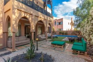 een huis met een binnenplaats met een zwembad bij Villa Dahlia in Marrakesh