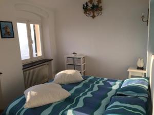 Ένα ή περισσότερα κρεβάτια σε δωμάτιο στο Casa fronte mare