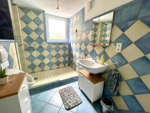 Koupelna v ubytování Kleine Auszeit Ferienwohnung nahe Bosenbergklinik mit Parkplatz, Haustiere willkommen + 26 fotografií