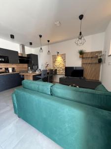ein Wohnzimmer mit einem blauen Sofa in einem Zimmer in der Unterkunft Apartment Batinica in Šibenik + 37 Fotos