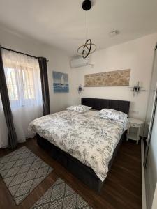 ein Schlafzimmer mit einem großen Bett in einem Zimmer in der Unterkunft Apartment Batinica in Šibenik