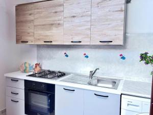 Η κουζίνα ή μικρή κουζίνα στο Stintino appartamento fronte isola dell'Asinara