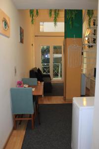 アテネにあるCozy Mezonette near City Center Athens near Metroのテーブルと椅子のあるキッチンとリビングルーム