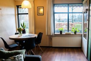 a dining room with a table and a window at B&B Wolfershuus in Zelhem