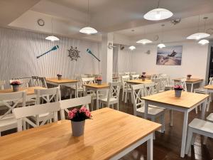 Reštaurácia alebo iné gastronomické zariadenie v ubytovaní Srebrne Tarasy