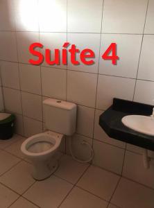 bagno con servizi igienici e cartello sul muro di Casa Taíba a São Gonçalo do Amarante