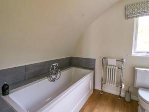 een badkamer met een bad en een toilet bij Creags in Oban