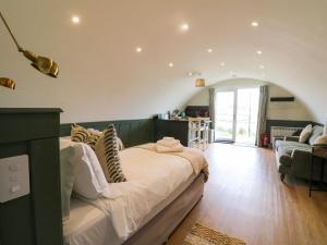 een slaapkamer met een groot bed in een kamer bij Insh in Oban