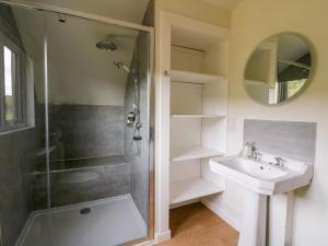 een badkamer met een douche en een wastafel bij Insh in Oban