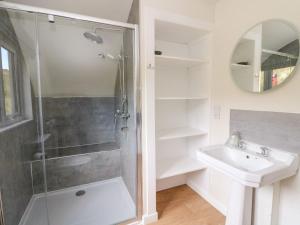 een badkamer met een douche en een wastafel bij Losal in Oban