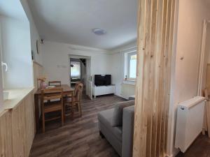 Spodnja IdrijaにあるHoliday Home Milaのソファとテーブルのあるリビングルーム