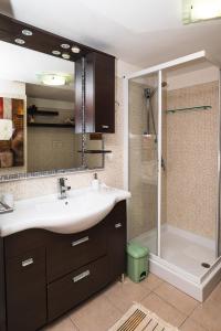 a bathroom with a sink and a shower at Casa Vacanze - L'Ancora in Stintino