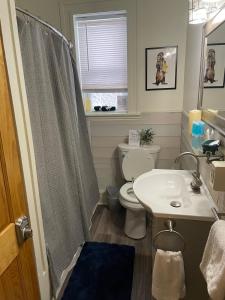 Ένα μπάνιο στο Charming 1BR Steps from Church Street - Downtown +16 φωτογραφίες