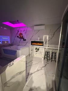 a white room with a stove and a marble wall at Gladiatrice Suite in Rome