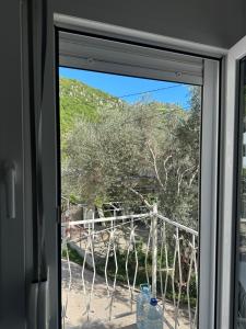 uma janela com vista para um pátio em The Olive em Čanj