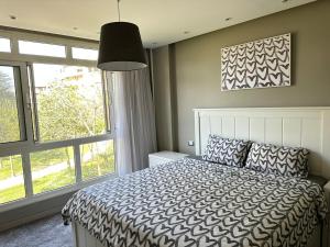 Кровать или кровати в номере Madinaty Comfort Apartment