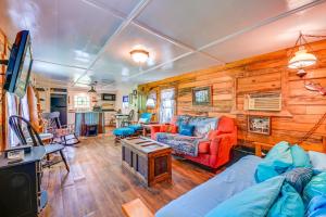 TV a/nebo společenská místnost v ubytování Fenced Yard Quaint Cabin Near Lake Texoma!