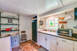 Kuchyň nebo kuchyňský kout v ubytování Fenced Yard Quaint Cabin Near Lake Texoma! + 19 fotografií