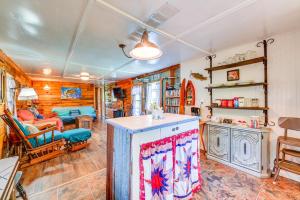 Kuchyň nebo kuchyňský kout v ubytování Fenced Yard Quaint Cabin Near Lake Texoma!