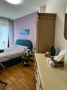 a bedroom with two beds and purple walls at La Casa Blu con Piscina Deluxe in Rimini