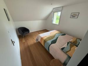 una piccola camera da letto con un letto e una finestra di Chambre Coulans-sur-Gée a Coulans-sur-Gée