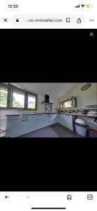 ein Bild einer Küche mit zwei Toiletten darin in der Unterkunft Maison et Jardin in Privas