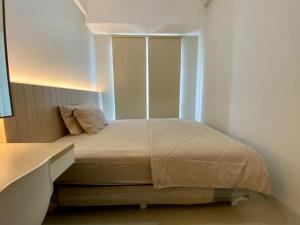 a bedroom with a bed in a room at Vasanta Innopark 1BR with Sky View by Damaresa in Jarakasta