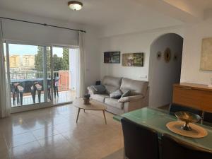 ガンディアにあるMagnifico Piso en Playa de Gandiaのソファとテーブルのあるリビングルーム