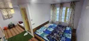Katil atau katil-katil dalam bilik di Sky Line Guest House Pahalgam Kashmir