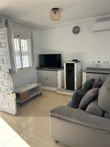 una sala de estar con un sofá y un televisor en Villa Moore, en Mazarrón 21 fotos más